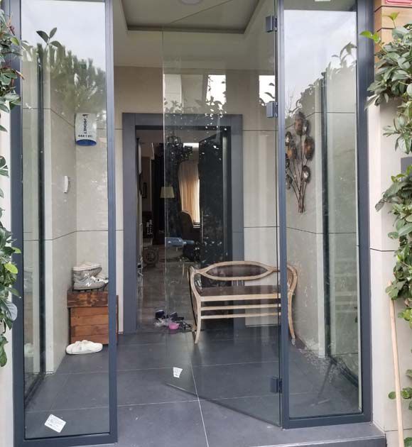 cam kapı rüzgarlık